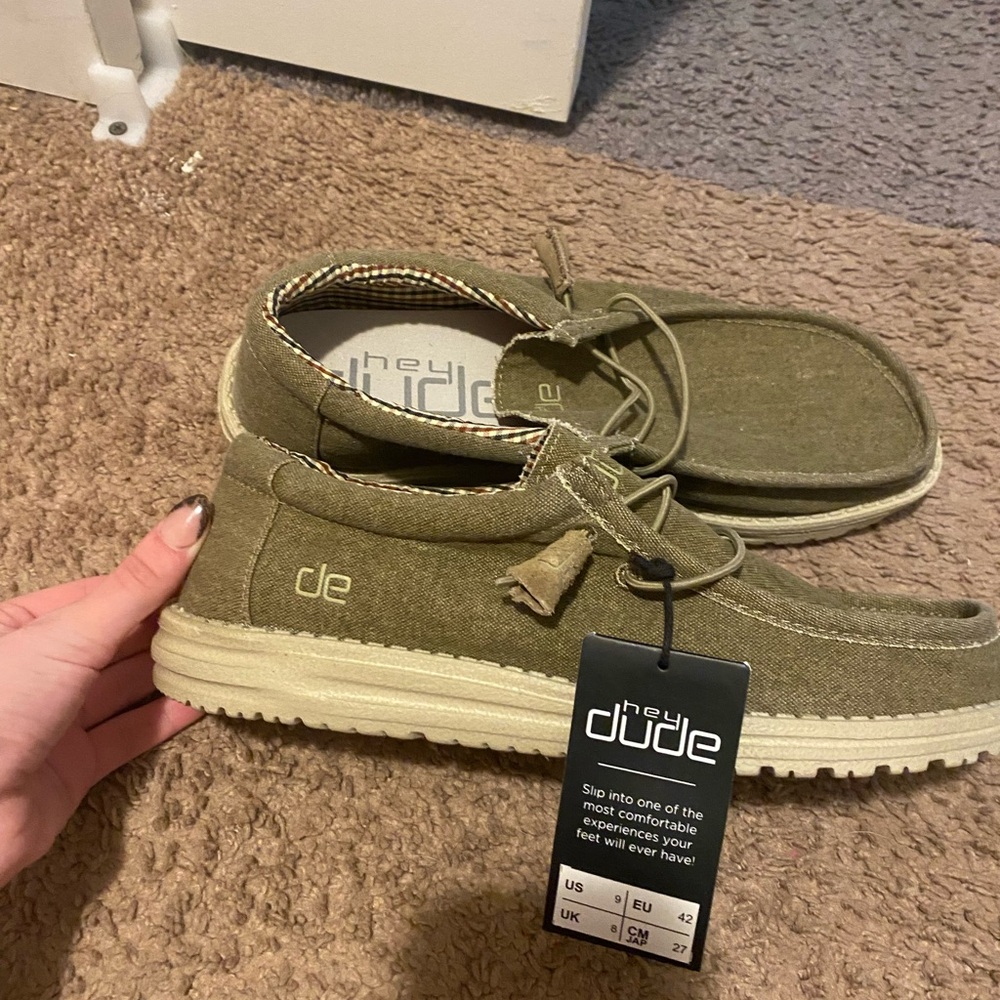 Size 9 women’s hey dudes